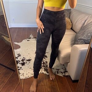 Lululemon Wunder Camo Legging - Size 6